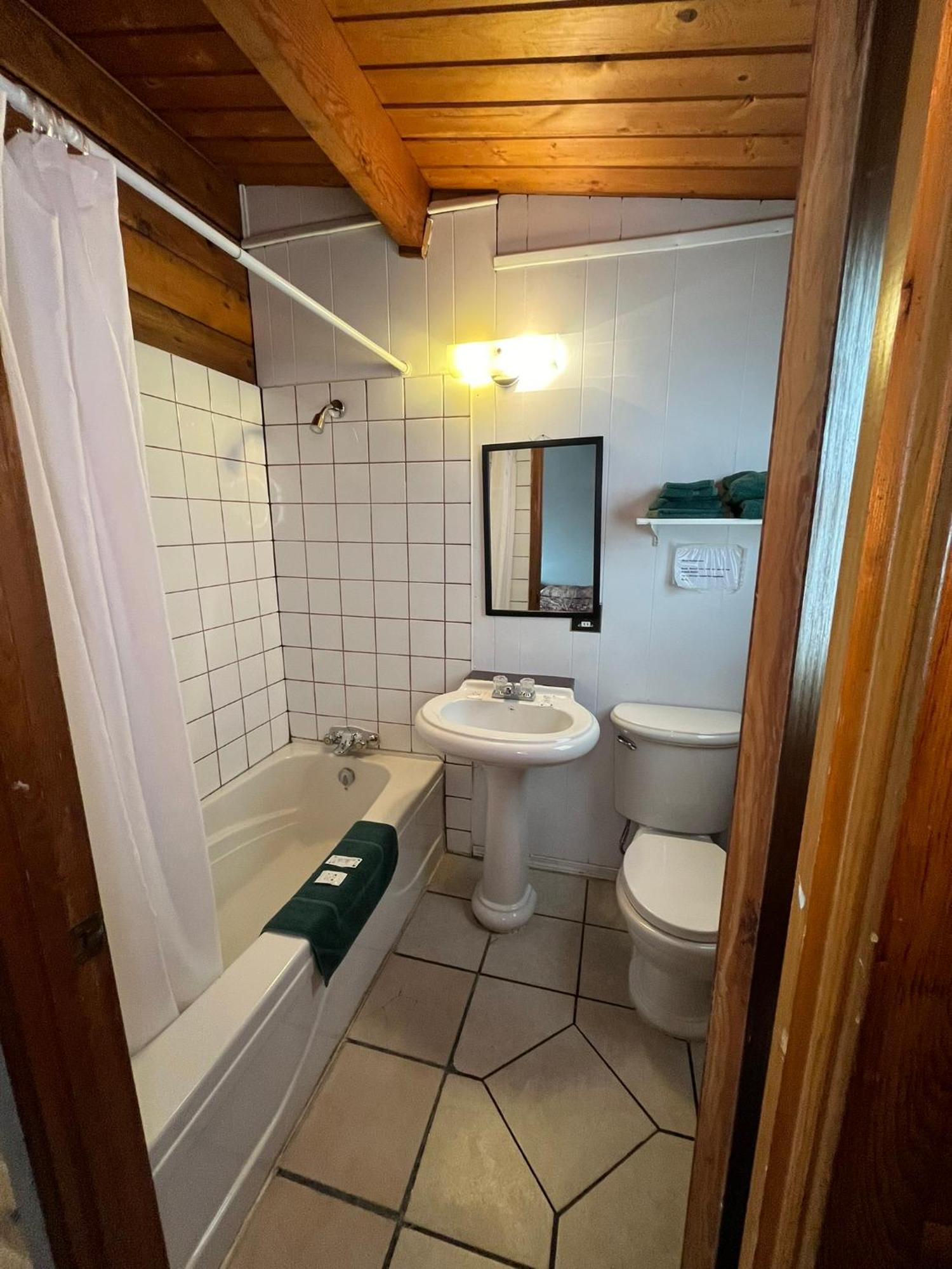 Raccoon Lodge Motel Sylvan Lake Buitenkant foto