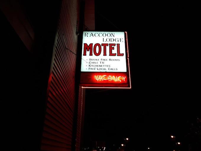 Raccoon Lodge Motel Sylvan Lake Buitenkant foto